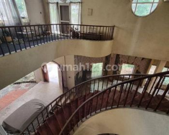 Rumah Tua Hitung Tanah di Permata Hijau. Bentuk Kotak. Daerah Tenang