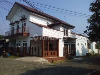 Rumah besar 2 lantai dekat stasiun