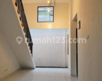 Rumah Baru Renovasi, Hadap Timur, di Taman Permata Bintaro Jaya.