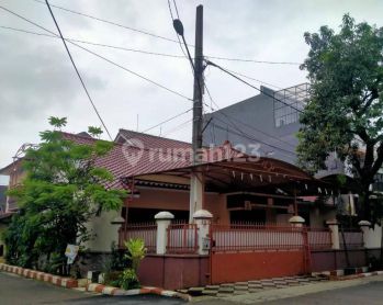 Rumah Hook Pinggir Jalan Utama Komplek Tugu Depok Dekat Ke Tol