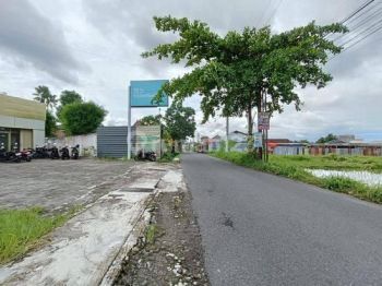 Tanah Tepi Jalan Aspal di Area Jln Damai Kaliurang Sleman