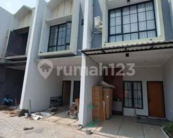 Rumah 2 Lantai dekat stasiun  Depok baru