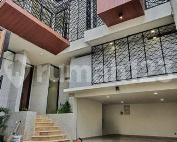 Rumah Tropical Modern 2.5 Lantai Dalam Komplek Dekat Abunawas Restaurant