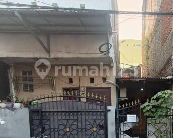Rumah Hunian Dengan 10 Kamar Kost Di Utan Kayu