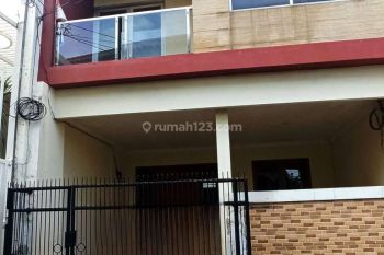 Disewakan rumah 3 lantai di duta garden,lokasi strategis,siap huni