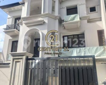 Rumah Brand New Dengan Kolam Renang  Di Lokasi Strategis