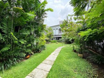 RUMAH SULTAN DI RAYA MANYAR KERTOARJO TEMBUS KE GANG VI BELAKANG LUAS 1.050M2