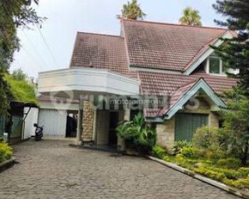 Rumah Besar Fullyfurnished Mainroad Hegarmanah , Ada Kolam Renang