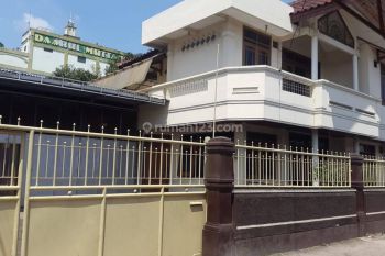 Dijual Rumah Luas Terawat Bisa Usaha Strategis di Kebon Kopi