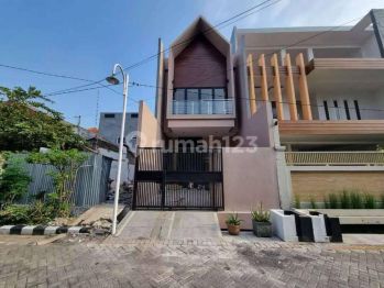 Bagus Rumah 2 Lantai SHM di Mulyosari, Surabaya