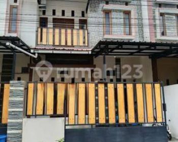 Rumah bagus siap pakai 2 lantai
( Furnished )
Lokasi : Colomadu, Solo