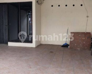 Rumah mungil layak huni menghadap utara di kebon baru