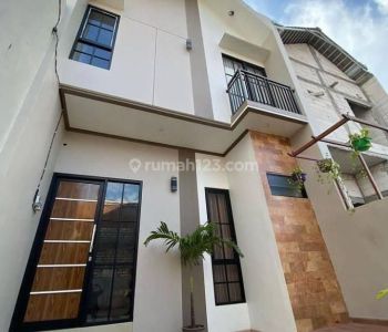 Rumah baru 2 lantai surabaya utara di Tambak wedi