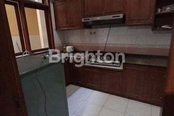 RUMAH 2LANTAI LOKASII TENGAH KOTA SURABAYA TIMUR