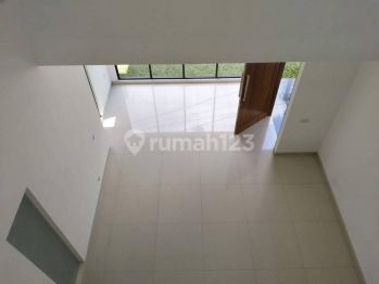 Rumah Baru Mewah
Di komplek perumahan eksklusif di sayap cipaganti