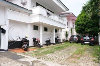 Rumah 2 lantai siap huni strategis ada kolam renang di Cipete