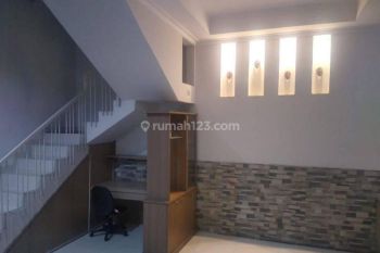 Dijual Rumah di Setra Duta Semi Furnish