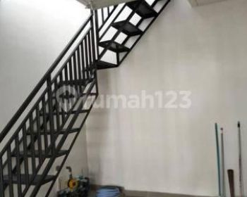 J Disewakan Rumah 8x18m2 Semi Furnish Riviera Puri Karang Tengah