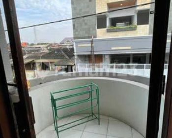 DI  RUMAH HOEK KOPO PERMAI PINGGIR JALAN