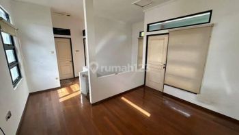 Rumah 2 Lantai Bagus di Sariwangi SHM