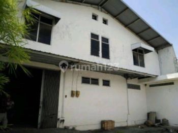 Gudang bagus dekat pelabuhan