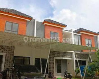 Rumah Cantik bebas banjir di samping tip top ciputat