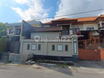 Disewakan Rumah 2 Lantai demi furnished Renon Bali
