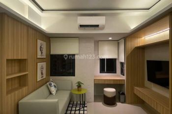 Model mewah studio dengan sofa apartemen cornell Apartemen Cornell Furnished