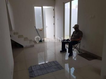 Rumah 2 Lantai Bagus di Harapan Indah Cluster Lavesh, Bekasi