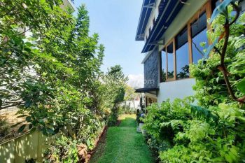 Rumah Cantik Asri 3 Lantai di Dago Bandung
