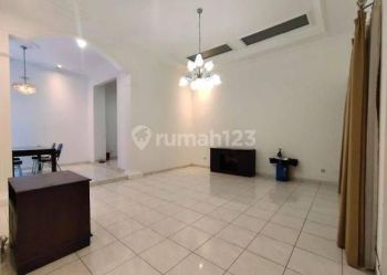 Rumah cantik di dekat simpang lima