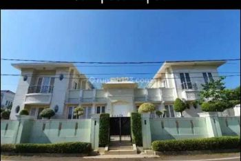 Rumah Mewah Elegan Ada Kolam Renang Luas di Taman Duren Sawit