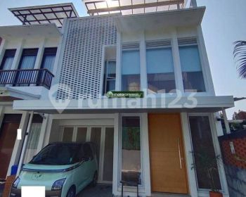 Rumah 2 Lantai Plus Rooftop di Cigadung, Desain Lux Minimalis Bergaya Jepang