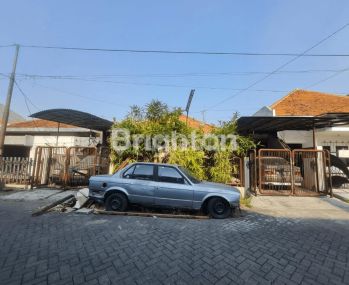 RUMAH HITUNG TANAH DAN ROW JALAN LEBAR DI MANYAR DEKAT SEKOLAH PETRA