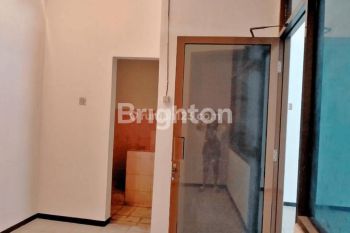 Gudang Terawat Semolowaru, Siap Pakai, Jalanan Ramai