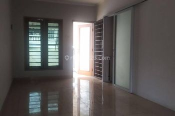 DISEWAKAN RUMAH 2 LANTAI 3 KAMAR TIDUR AREA PONDOK INDAH DEKAT PIM 2