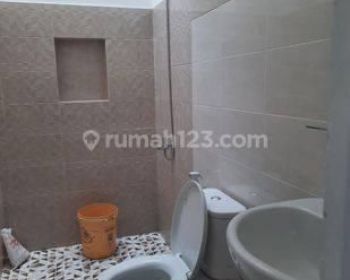 Rumah Keren, Minimalis Modern, 2 Lantai di Taman Holis Indah