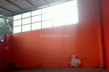 Gudang Disewakan Lokasi Strategis di Holis