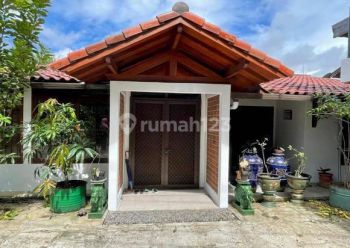 Rumah Besar di Mainroad Dago Golf Dekat Swissbell Hotel