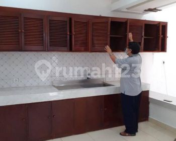 Disewakan Rumah Di Tebet 2 Lantai Semi Furnished Lokasi Strategis