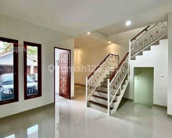 Rumah 2 Lt Dalam Komplek Besar Dekat Pintu Tol Cipayung Jaktim