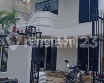 RUMAH SEPERTI BARU SEDANG DI RENOV DI KEBON JERUK, BANGUNAN 2 LANTAI