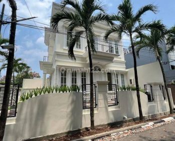 Disewakan Rumah Mewah Classic 2Lantai Hunian Sangat Terawat