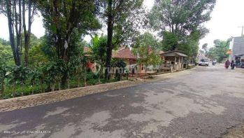 Tanah samping jalan raya berpapasan 2 mobil
