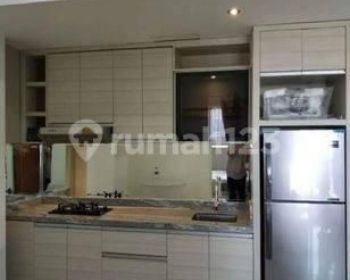 Apartemen Puncak Dharmahusada, Strategis