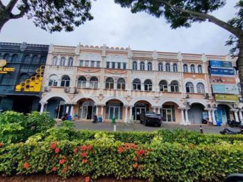 Ruko Alicante Hadap Jalan Gading Serpong Tangerang. Strategis