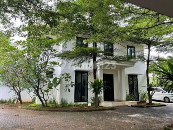 Disewakan Rumah Compound di Kemang Jakarta Selatan Private Pool