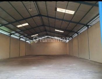 Gudang besar hrg miring di Gatsu