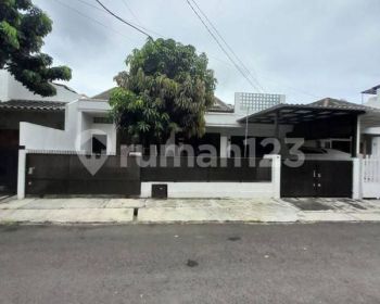 Rumah Sudah Renovasi Semi Furnished SHM di Pondok Indah, Jakarta Selatan