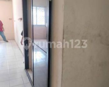 Gudang di kompleks Mutiara Kosambi.